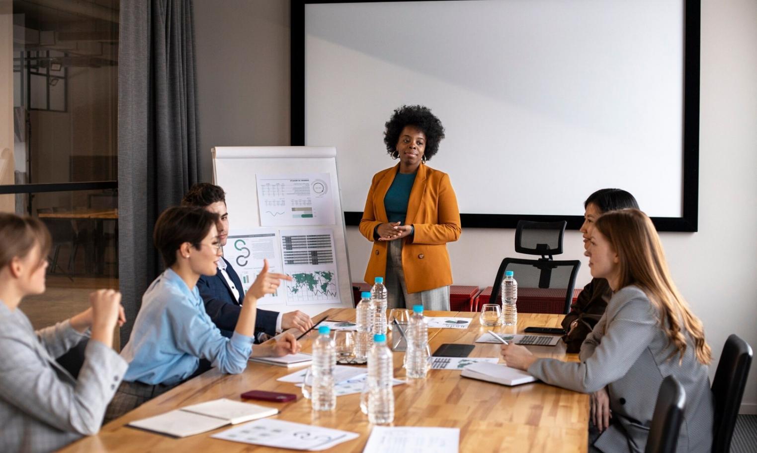Teamarbeit an komplexen Finanzmodellen im Büro
