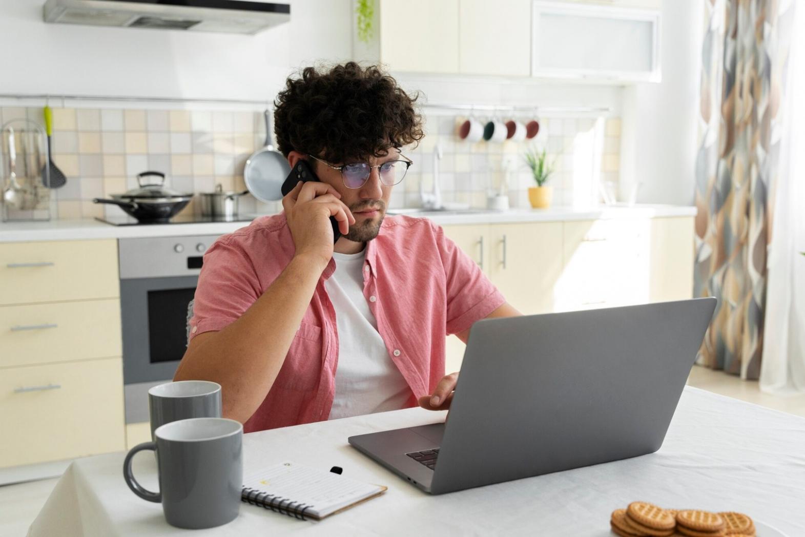 Analyst bei der Arbeit an Finanzmodellen