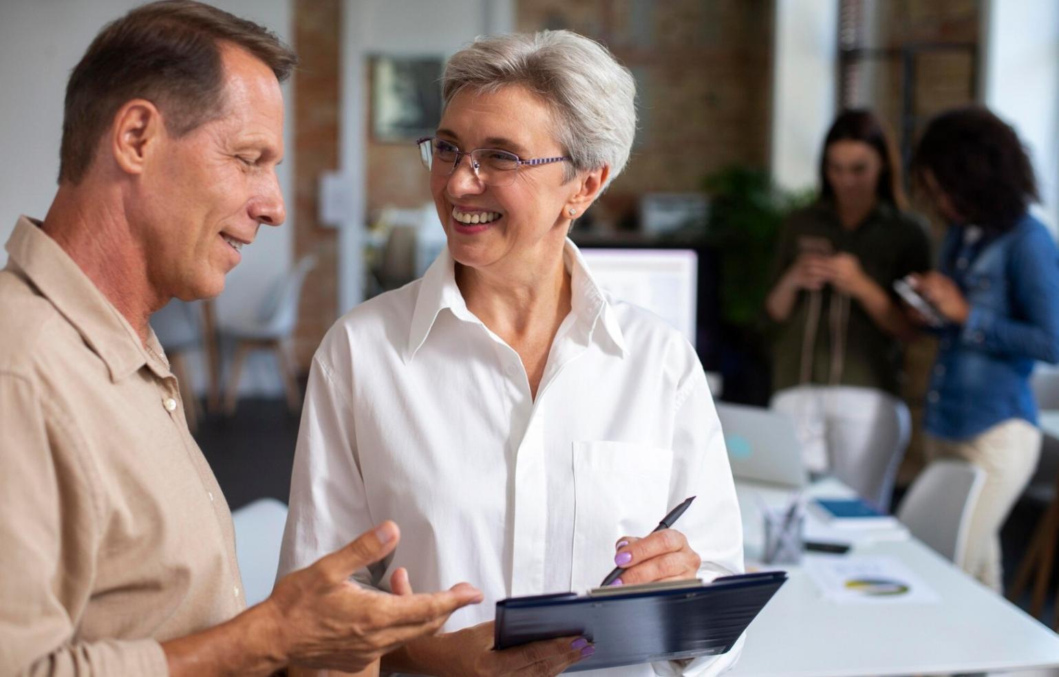 Finanzanalysten bei der Arbeit an Modellierungsprojekten im noraviqen Schulungsraum