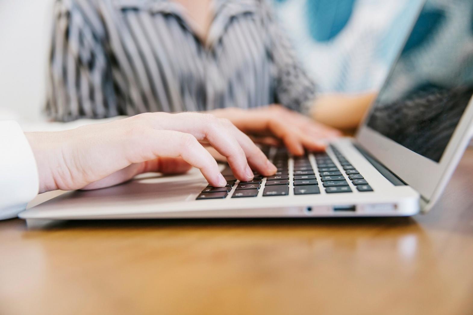 Detailarbeit an Finanzmodell mit Laptop