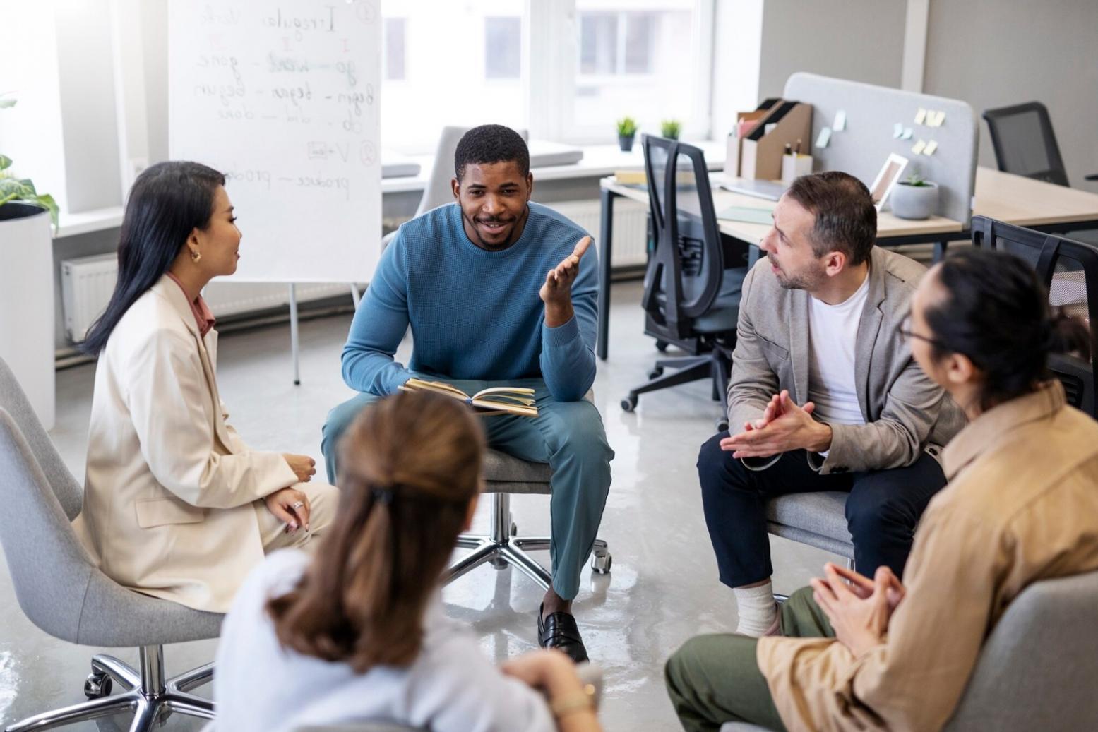 Finanzanalyst arbeitet an komplexem Modell